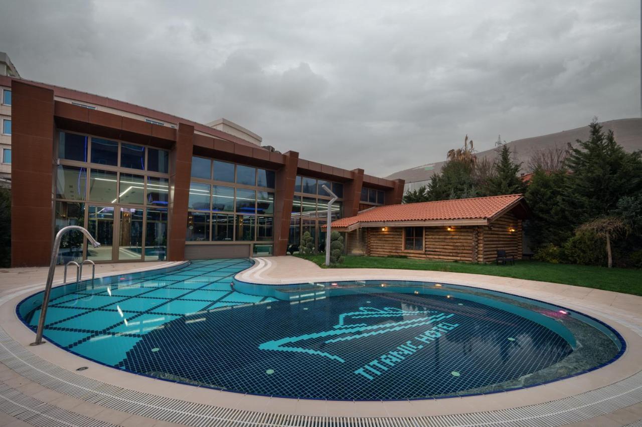 Titanic Hotel & Spa 술라이마니야 외부 사진 The swimming pool at the hotel