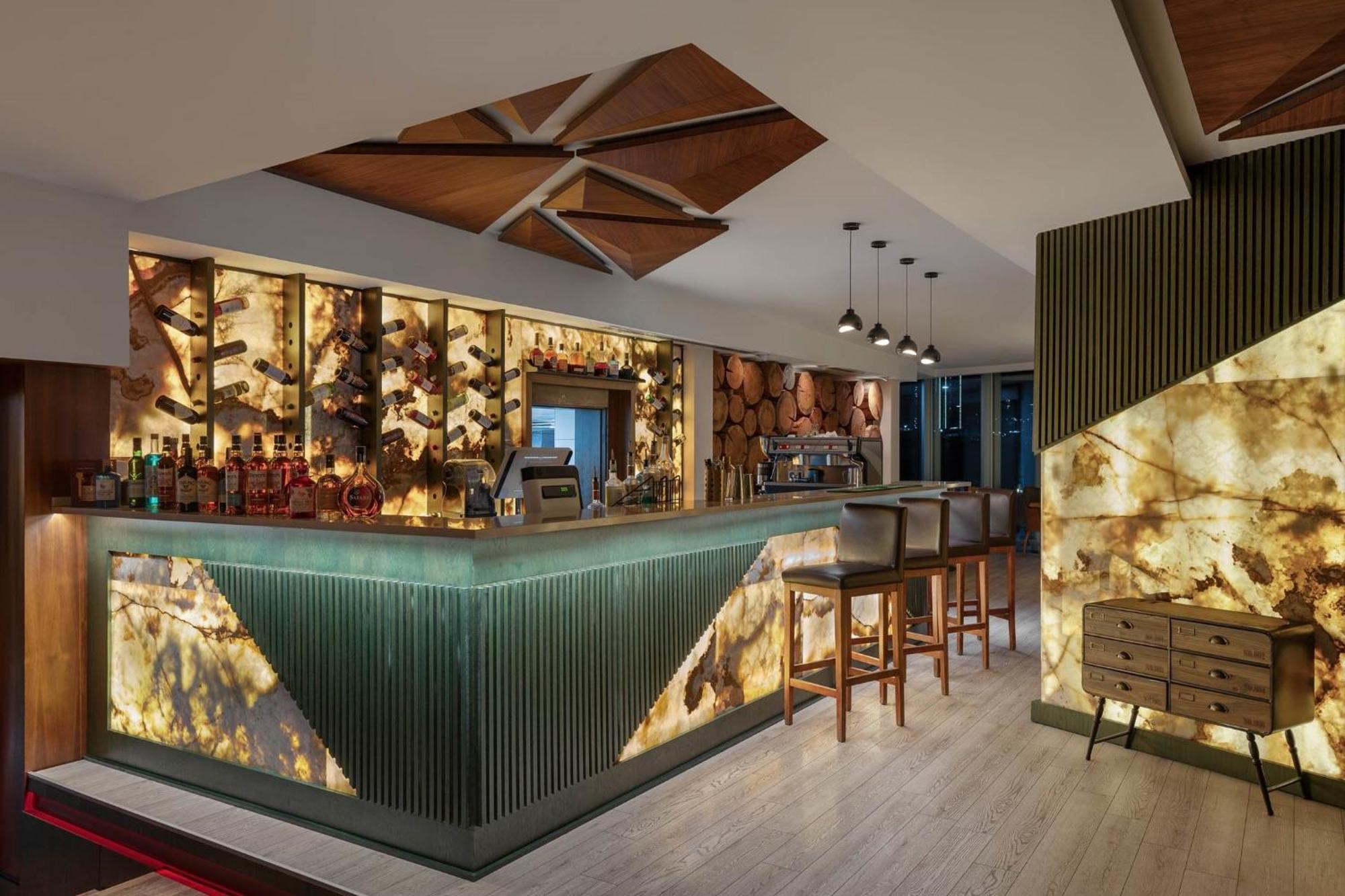 Titanic Hotel & Spa 술라이마니야 외부 사진 The bar at the 101 bar