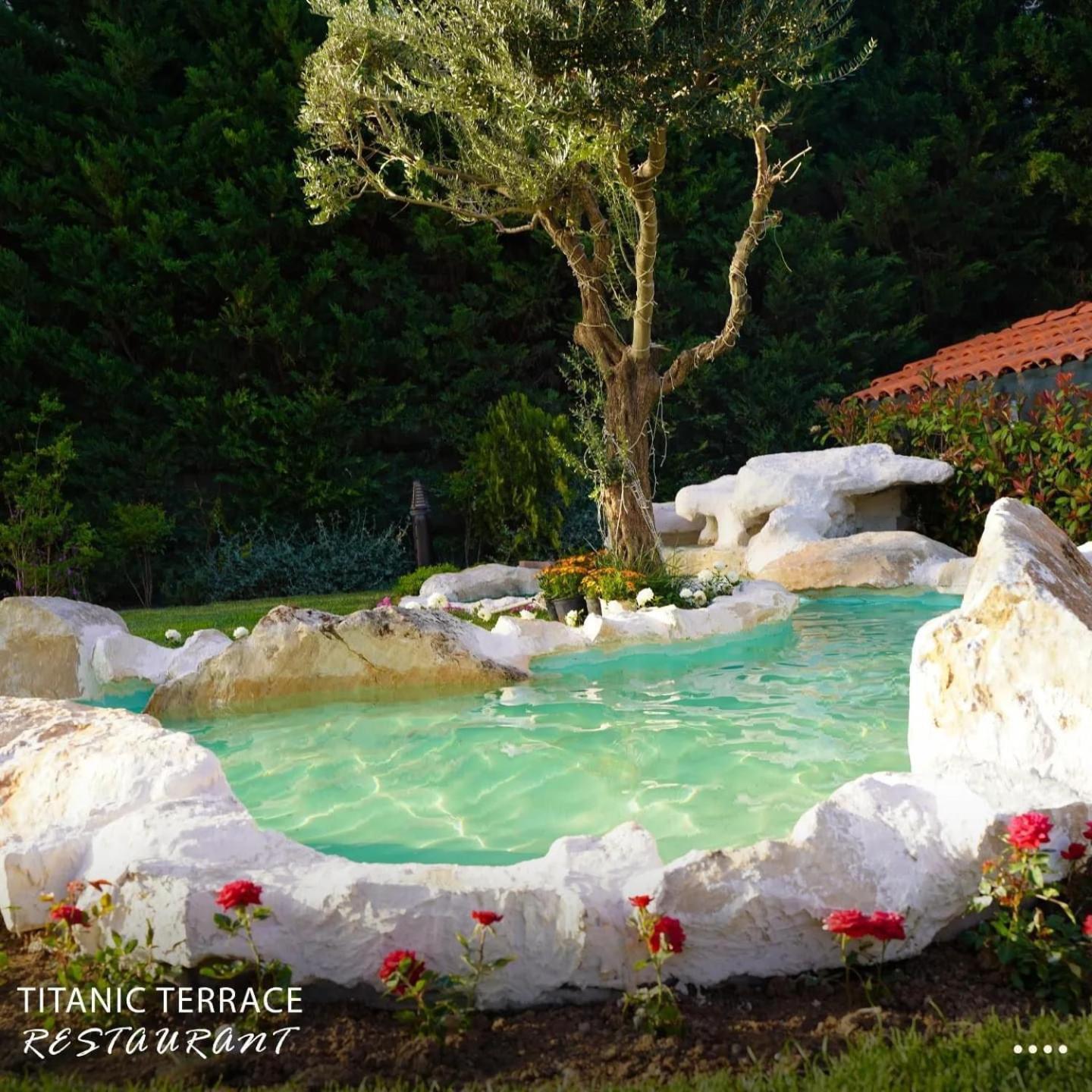 Titanic Hotel & Spa 술라이마니야 외부 사진 A swimming pool in the shape of a natural pond