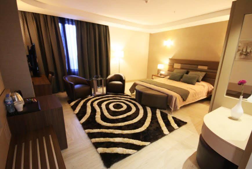 Titanic Hotel & Spa 술라이마니야 외부 사진 A room at the hotel