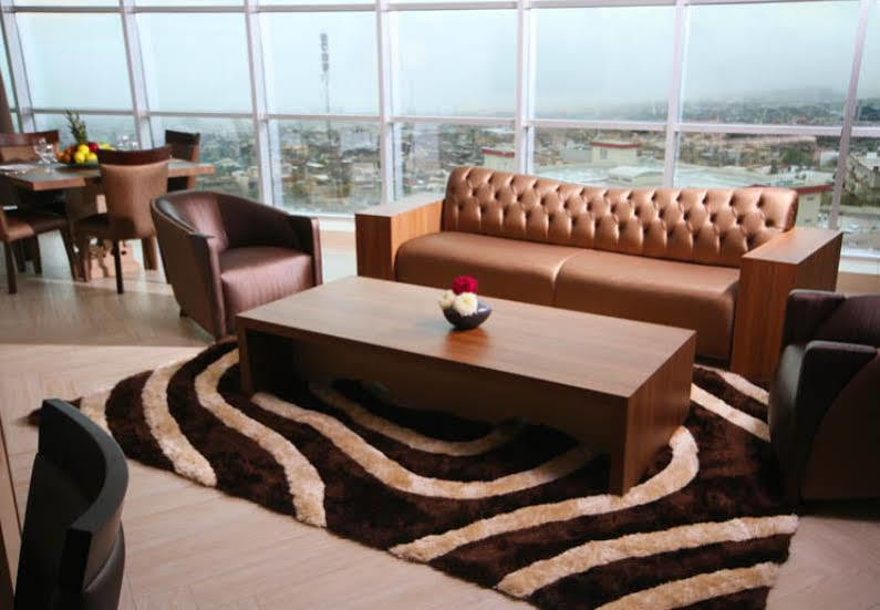 Titanic Hotel & Spa 술라이마니야 외부 사진 A living room with a carpet