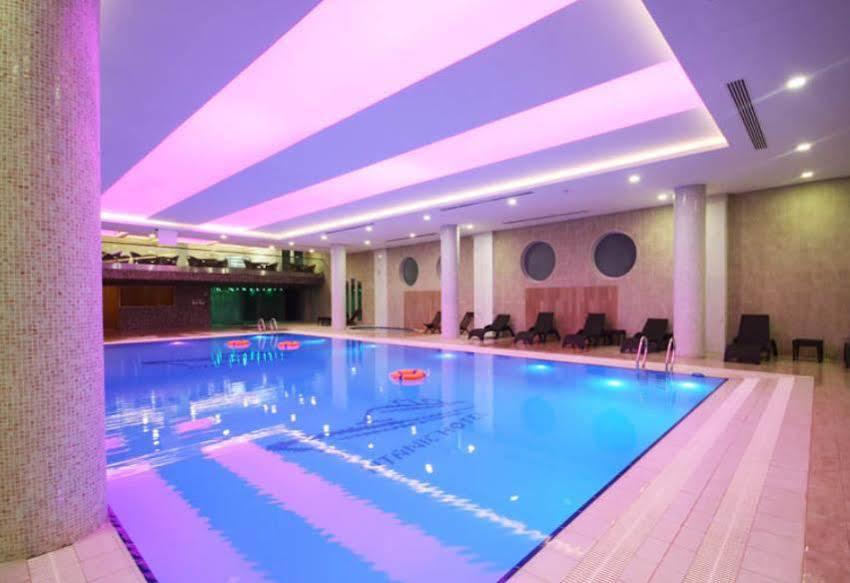 Titanic Hotel & Spa 술라이마니야 외부 사진 The swimming pool at the hotel