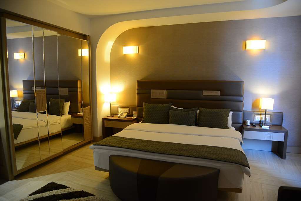 Titanic Hotel & Spa 술라이마니야 객실 사진 A bedroom in a hotel