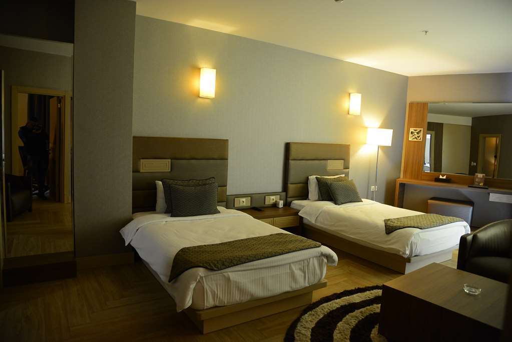 Titanic Hotel & Spa 술라이마니야 객실 사진 A room at the hotel