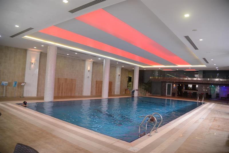 Titanic Hotel & Spa 술라이마니야 외부 사진 The swimming pool at the hotel